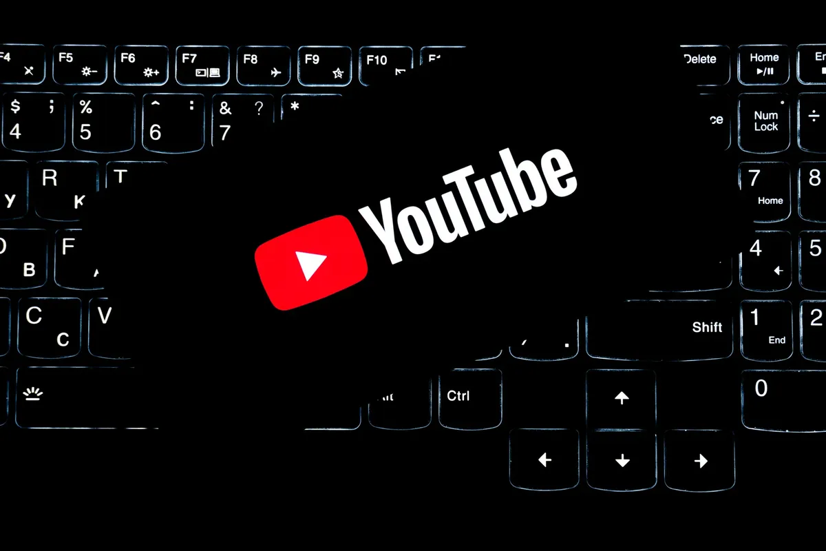 YouTube Logo 顯示於背光鍵盤上，代表數位媒體與在線內容創作。