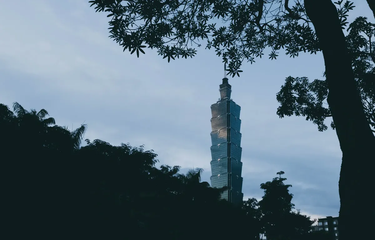 台湾で夕方、台北101周囲に木々が立ち並ぶ風景。