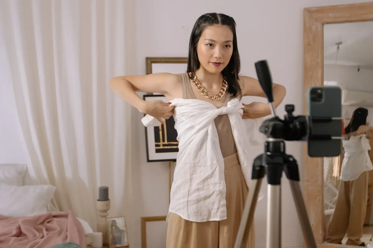 ファッションビーガーが自宅でフィルムを撮影しながらスタイリングのコツを紹介し、個人のファッションコンテンツを向上させています。