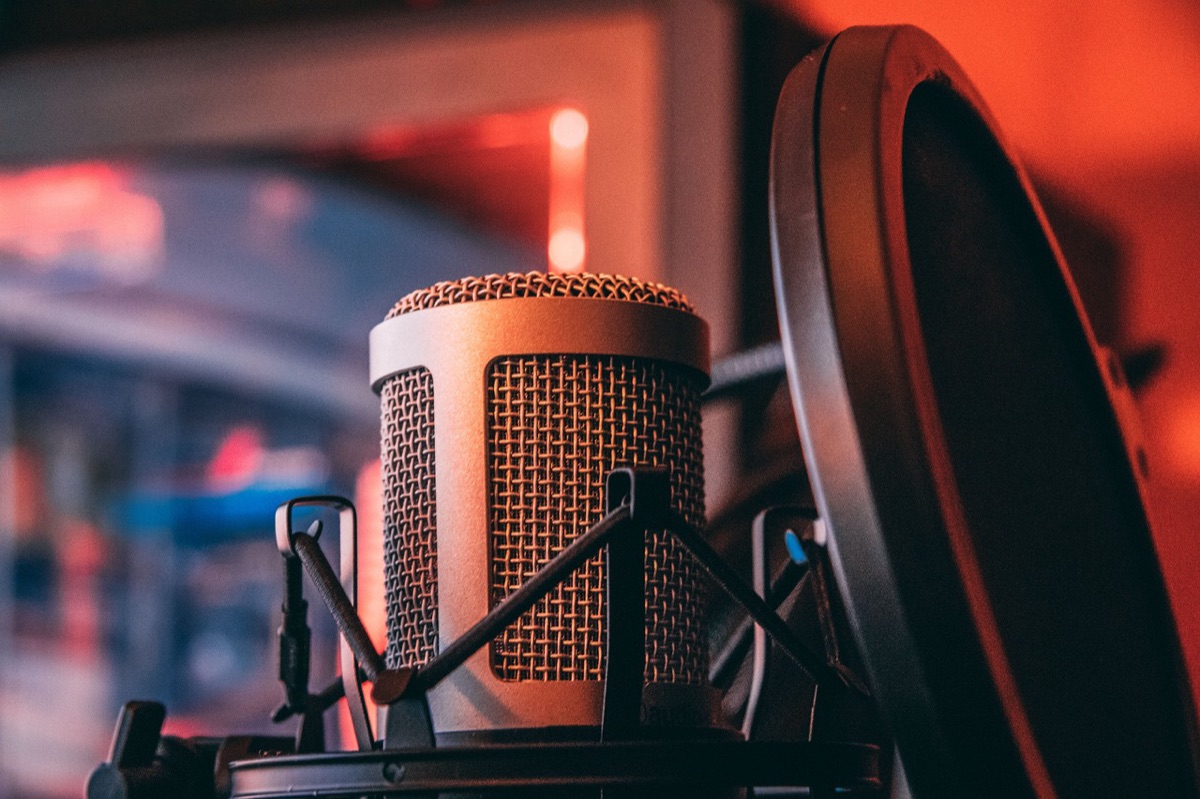 microfono professionale e cuffie da streaming
